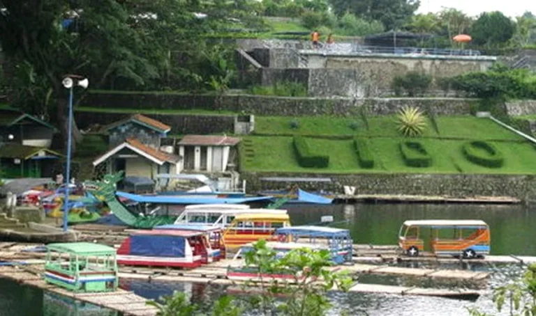 Perahu Rakit Danau Lido, Dulu Transportasi Kini Destinasi Wisata