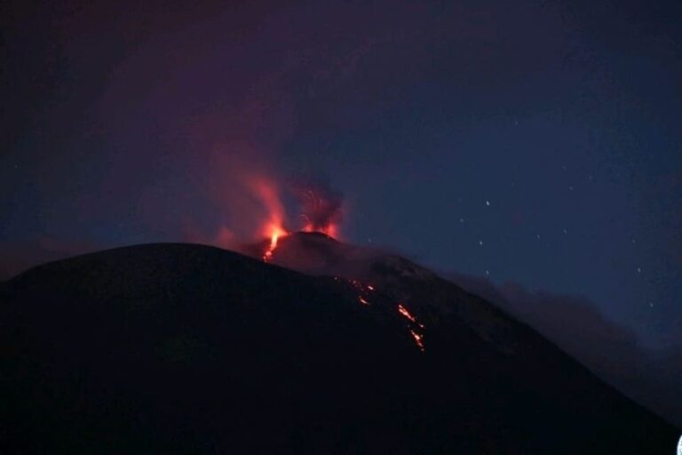 Gunung Ile Lewotolok Meletus! Lava Meluncur 500 Meter, Simak Infonya!