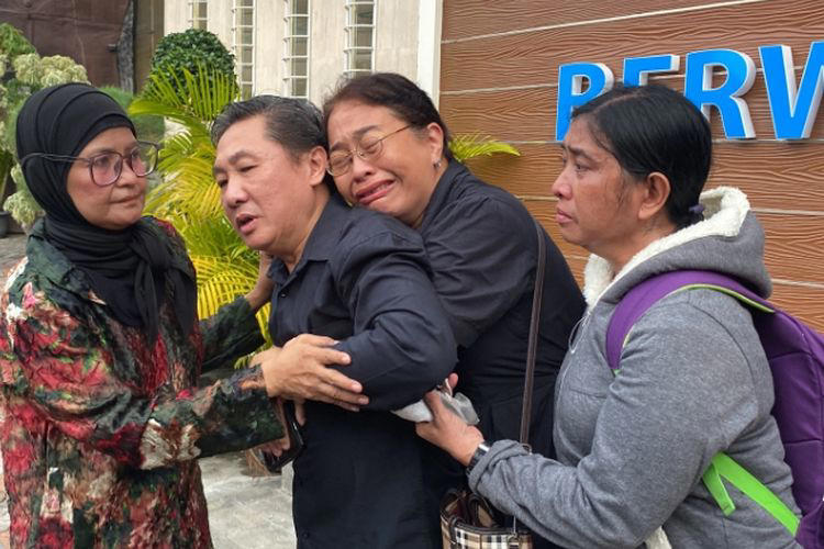 Ibu Siswa SMP yang Tewas Tersengat Kabel AC Sekolah Menangis karena Polisi Batalkan Pemeriksaan TKP