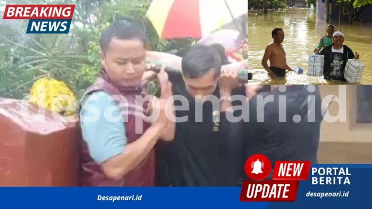 Warga Amankan Orang Sakit Saat Banjir di Tasikmalaya