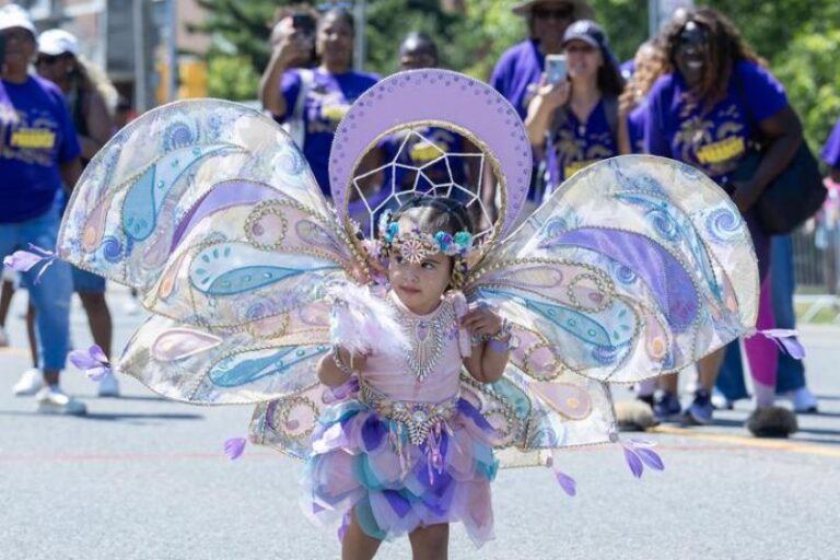Kostum Warna-Warni Parade Karnaval Junior di Toronto, Kanada!
