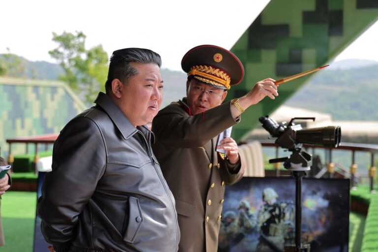 Sumringah! Kim Jong Un Apresiasi Militernya