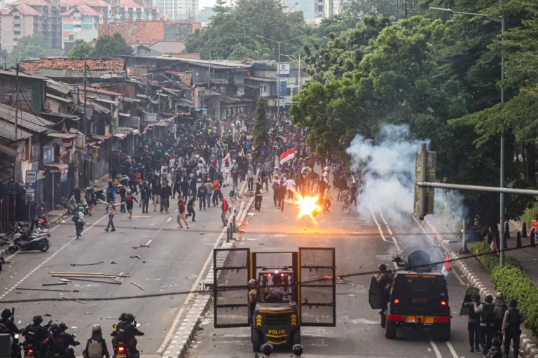 Demo Berdampak! KRL Rute Tanah Abang-Rangkasbitung Dialihkan