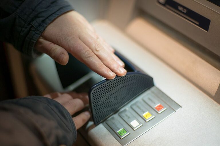 Osaka Larang Lansia Pakai ATM Sambil Telepon, Ini Alasannya!