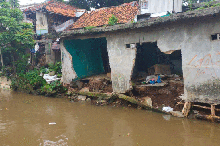 Tembok Toko Jebol di Kramat Jati, Jalan Raya Bogor Terendam Banjir 50 Cm!