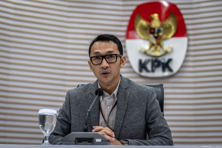 KPK Sita 1,6 Juta Dollar AS hingga Mobil Mewah dalam Kasus Korupsi Kuota Haji 2024!