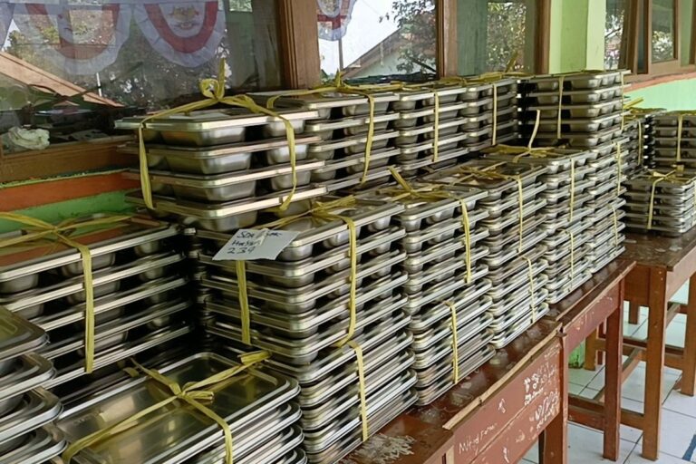 Ditengah Gelombang Kritik, Siapa Saja yang Bersuara Soal Masalah Program MBG? 