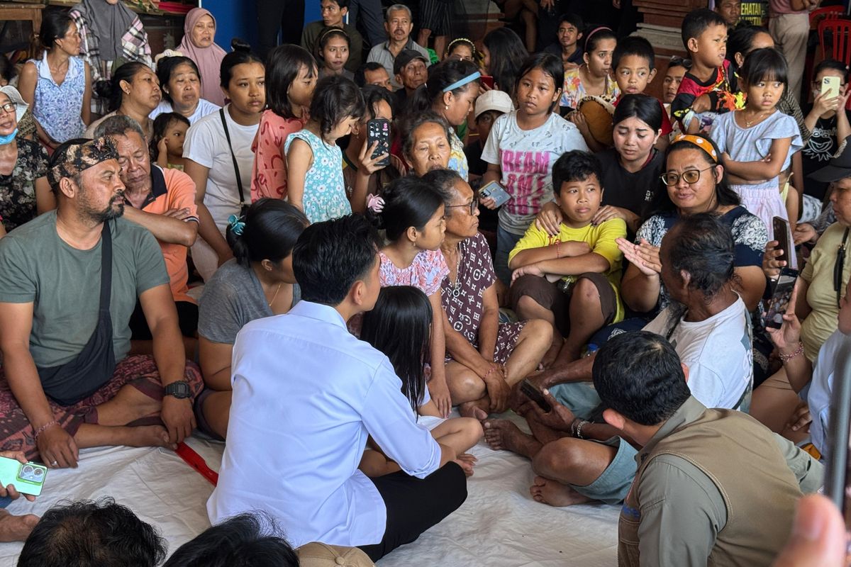 Wakil Presiden (Wapres) RI Gibran Rakabuming menyambangi korban terdampak banjir di Kota Denpasar