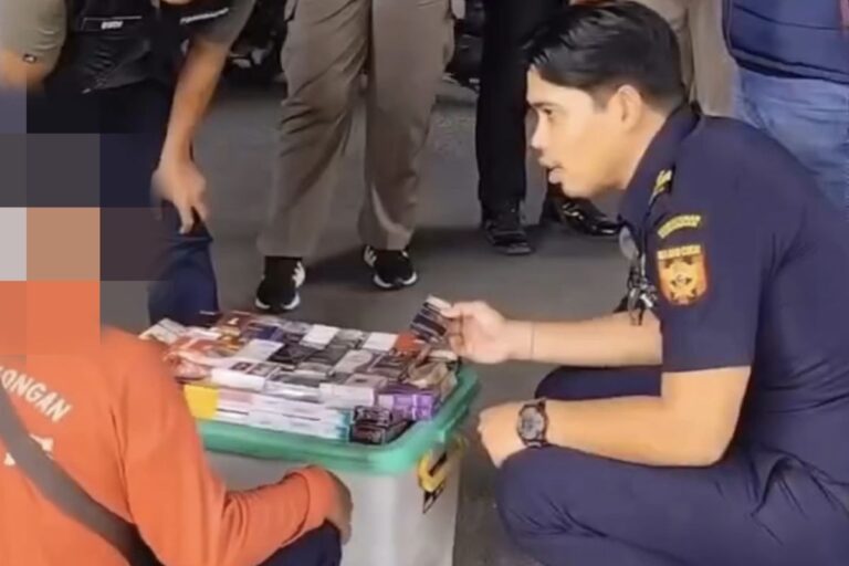 Melanggar UU Cukai, Ratusan Bungkus Rokok Ilegal Disita dari Tangan Pedagang Asongan