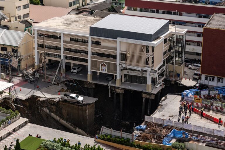 Dugaan Kuat Pemicu Sinkhole Bangkok: Runtuhnya Terowongan MRT