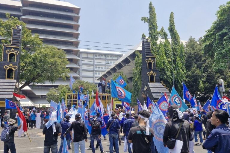Geram Pesangon Tak Kunjung Cair, Ratusan Eks Buruh Sritex Mendatangi Gubernur Jateng