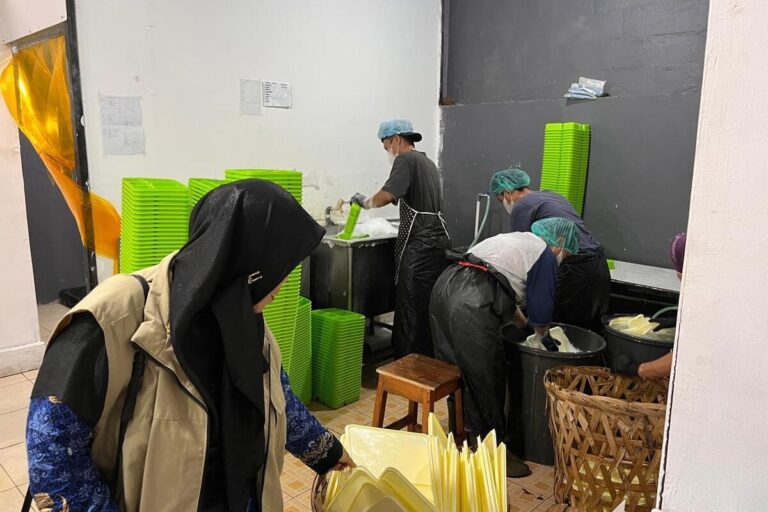 Usai Muntah 4 Kali, Bocah SMP Ini Trauma Makan MBG