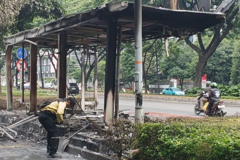Fasilitas Umum Dibakar OTK Saat Demo, Warga Geram: “Kita Sendiri yang Rugi”