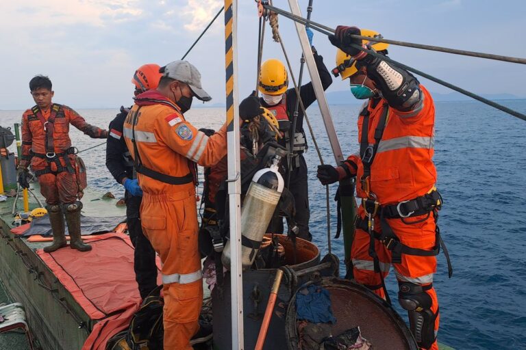 Tim SAR Evakuasi Korban Tewas Akibat Gas Beracun di Kapal