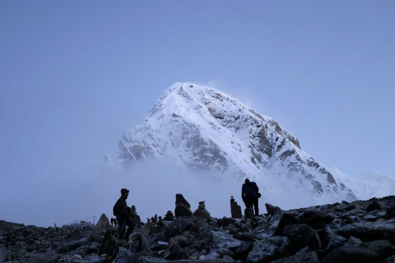 Operasi Evakuasi Darurat di Everest Diluncurkan Usai 1.000 Pendaki Terjebak Badai Salju