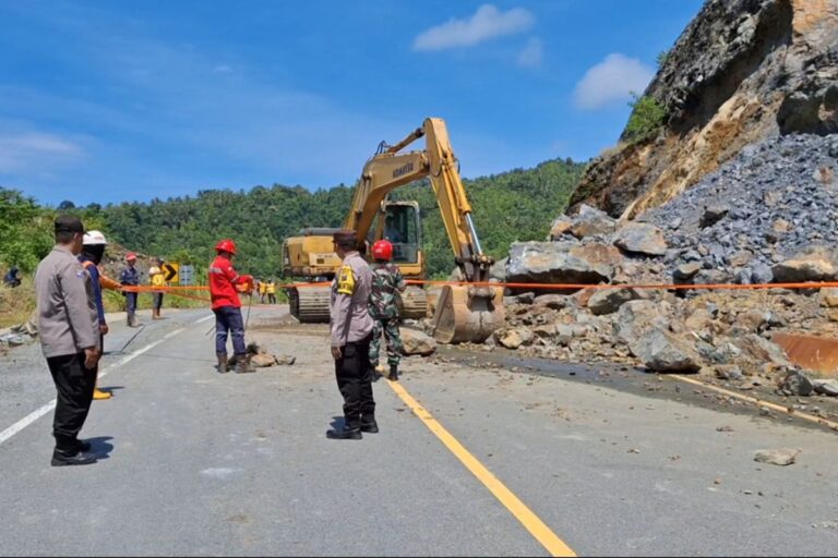 Tebing Rest Area JLS Tulungagung Longsor dan Telan 2 Warung Makan