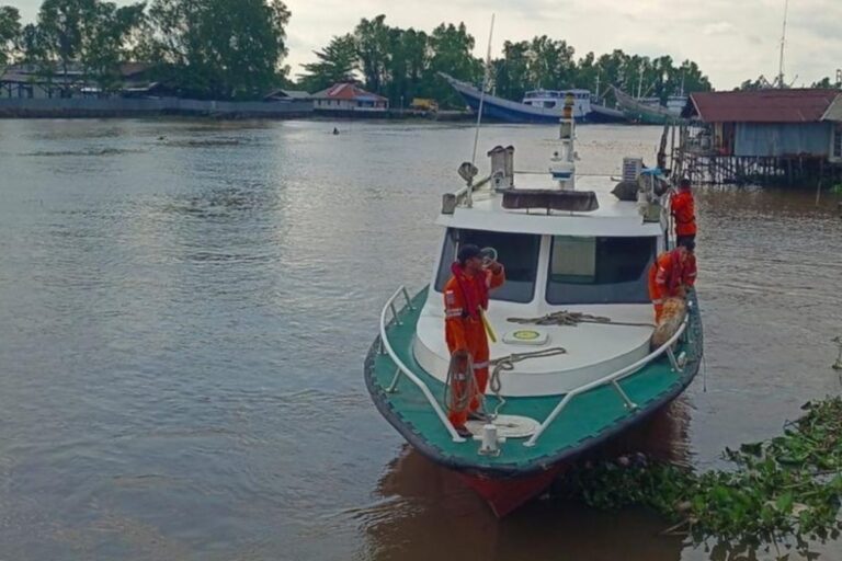 Klotok Angkut Ribuan Karung Batubara Terbalik di Sungai Barito, 1 ABK Hilang