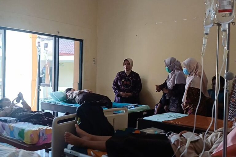Usai Menjenguk Korban MBG, Bupati Yuli Hastuti Pastikan Pemkab Tanggung  Biaya Perawatan