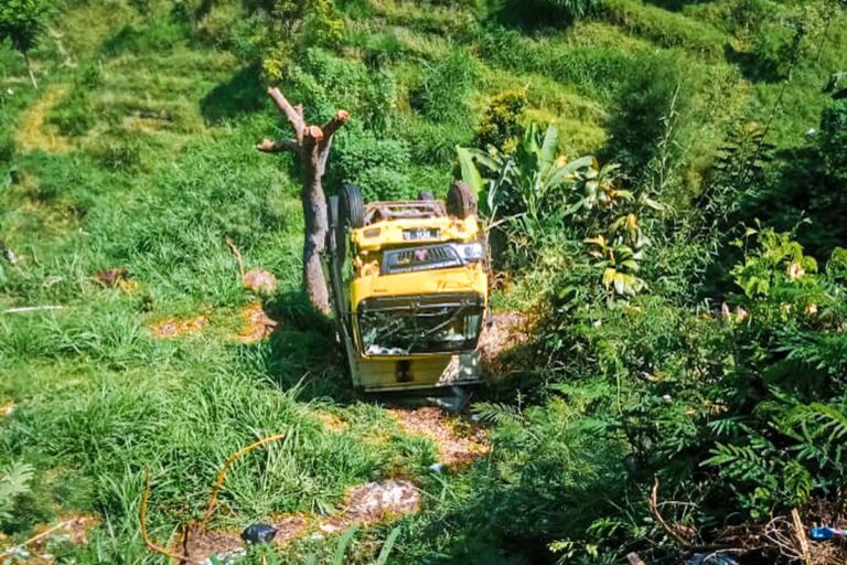 Tergelincir di Jalur Ular Parongpong, Truk Terjung bebas ke Jurang Sedalam 15 Meter