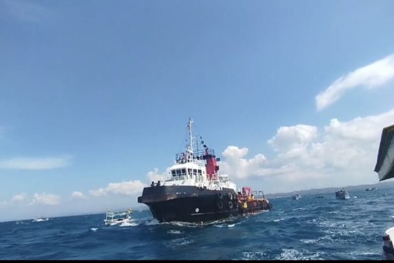 Bergerak Serentak, Ratusan Nelayan Sampang Paksa Kapal Petronas Angkat Kaki dari Perairan