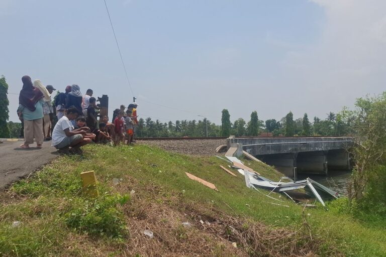 1 Tewas, 1 Kritis dalam Insiden Tabrakan Kereta vs Mobil MBG di Purworejo