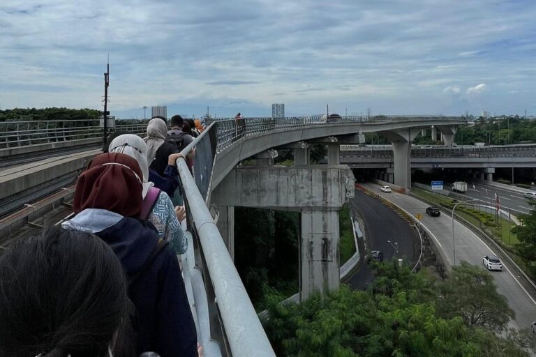 Gangguan Listrik Lumpuhkan 5 Rangkaian LRT Jabodebek, Ratusan Penumpang Dievakuasi