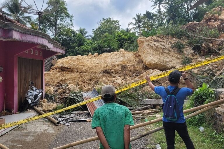 Rumah Warga Darmakradenan Luluh Lantak Diterjang Longsoran dari Tebing Tambang
