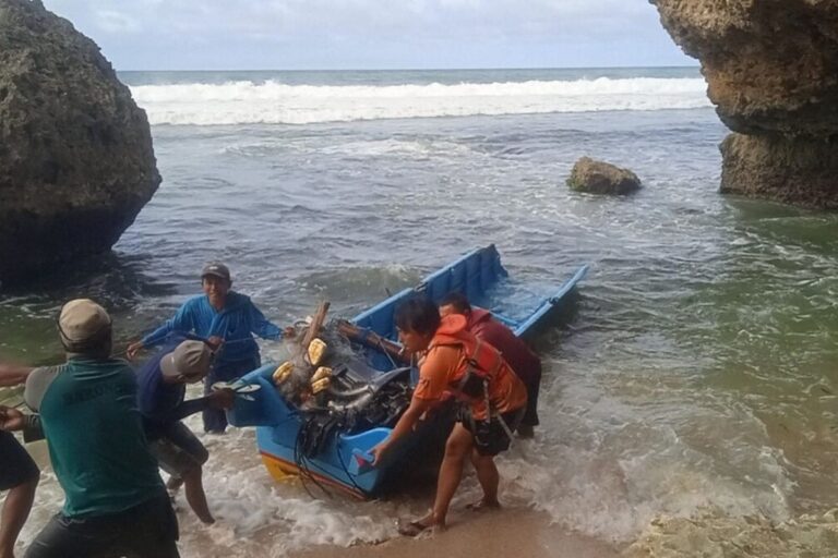 Ganasnya Ombak Pantai Nglolang, Satu Nelayan Dikabarkan Hilang Usai Kapalnya Terbalik