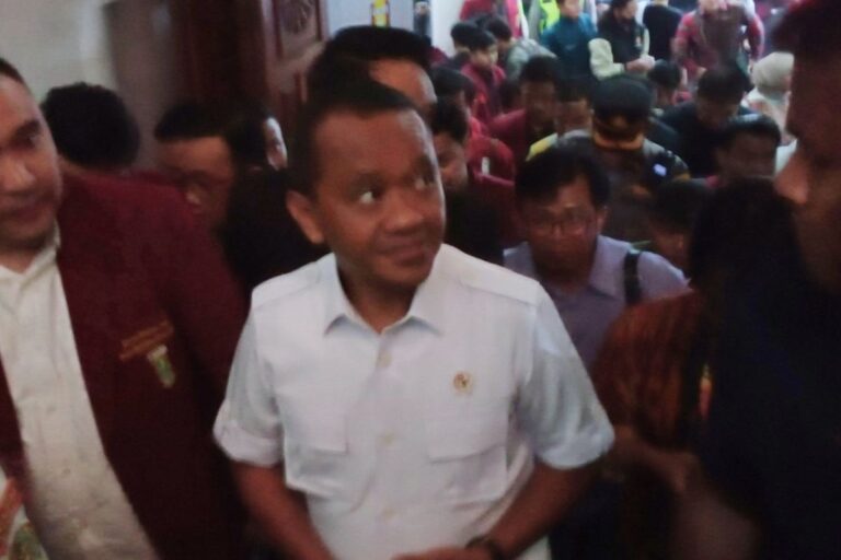 Dugaan BBM Bermasalah, Menteri Bahlil Sidak ke SPBU di Jatim