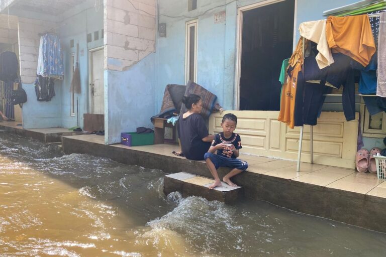 3 Hari Tak Surut, Warga Jati Padang Berjuang di Tengah Kubangan Air dan Lumpur 