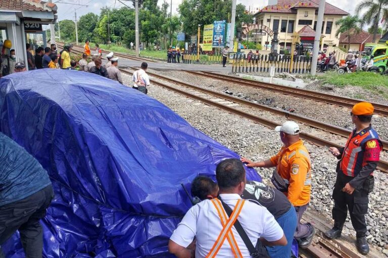 Palang Pintu Tak Turun, Kereta Terjang Kendaraan di Prambanan: 3 Tewas, 4 Luka
