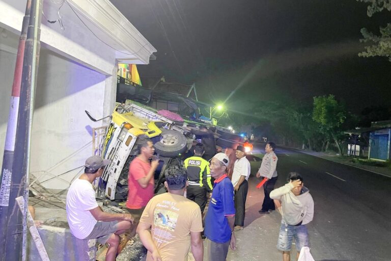 Diduga Sopir Ngantuk, Truk Angkut Kardus Terguling di Bangkalan
