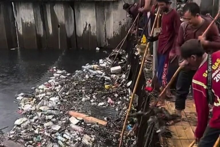Surabaya Berlakukan Sanksi Tegas, Buang Sampah ke Sungai Berisiko Denda Rp 50 Juta