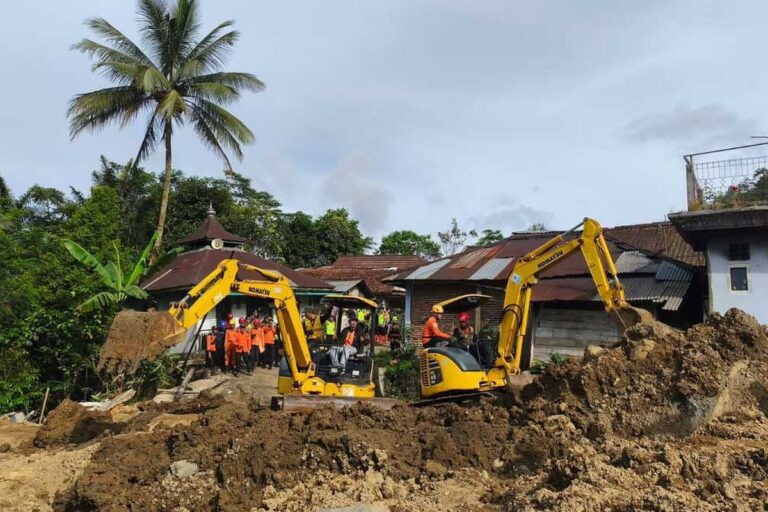26 Warga Pandanarum Belum Ditemukan, Pencarian Diperkuat dengan Ekskavator