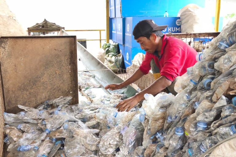 Kisah Sukses Koperasi Tangsel: Hidupkan Ekonomi Warga dari Daur Ulang Botol Plastik