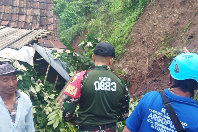 Longsor Terjang Permukiman di Situbondo, Dua Warga Luka-luka