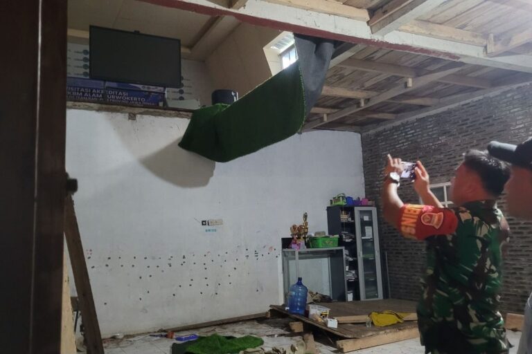 Tengah Rapat Hari Guru, Lantai Kayu Sekolah di Purwokerto Runtuh, 20 Orang Jadi Korban