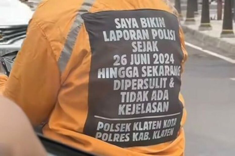 Aksi Pria Klaten Protes ke Polisi Lewat Tulisan di Jaket, Polres Klaten: “Laporan Sedang Diselidiki!”