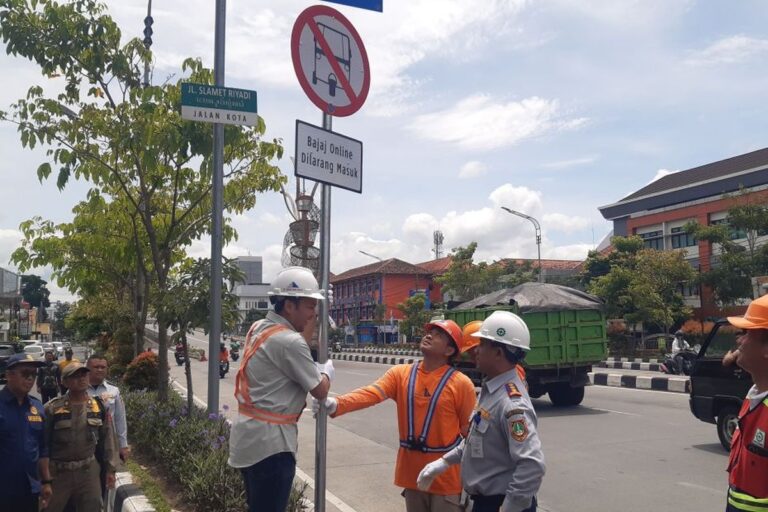 Solo Beri Sinyal Tegas! Rambu Larangan Bajaj Online Mulai Ditanam