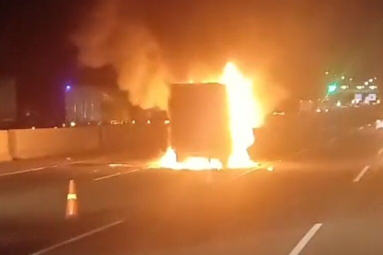 Diduga Sopir Ngantuk, Mobil Boks Tabrak Truk hingga Terbakar di Tol Jagorawi