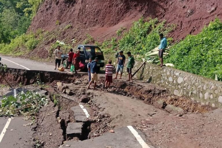 Hujan Deras Picu Longsor, Jalan di Flores Timur Rusak dan Tidak Bisa Dilewati Mobil