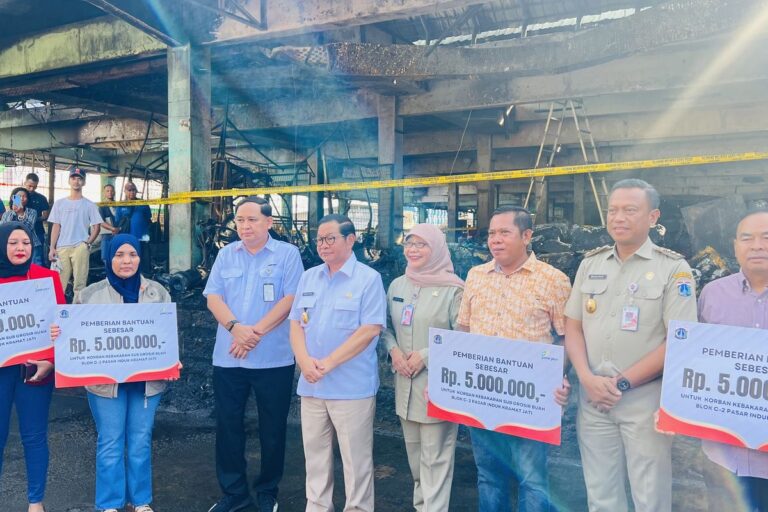 Pasca Kebakaran, Gubernur Pramono Serahkan Bantuan Tunai ke 121 Pedagang Kramat Jati
