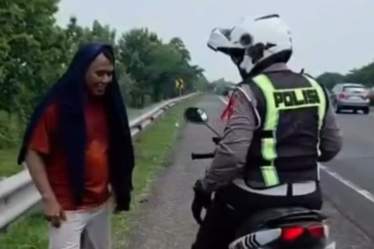Patroli Temukan Pria Jalan Kaki di Tol Cipali, Ternyata Demi Ambil Ponsel Yang Tertinggal