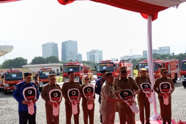 Bantu Tangani Kebakaran, DKI Jakarta Hibahkan Mobil Damkar ke Sejumlah Daerah
