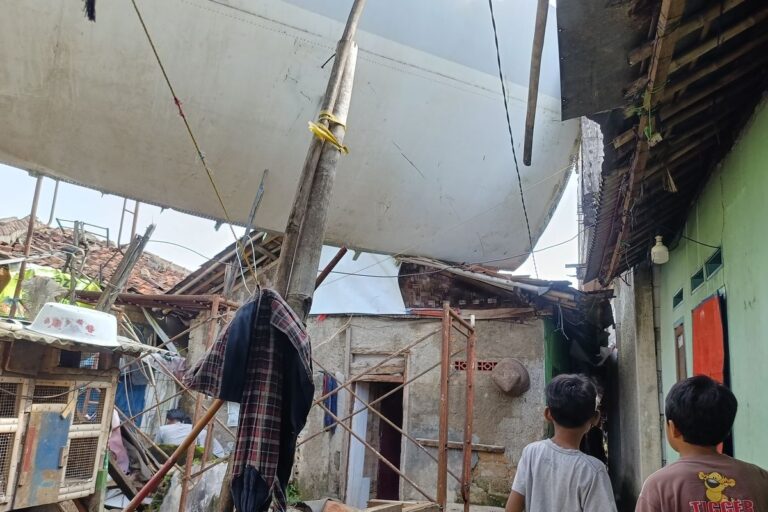 Kemang, Bogor, Dilanda Puting Beliung, 55 Rumah Rusak Tertimpa Sayap Bangkai Pesawat