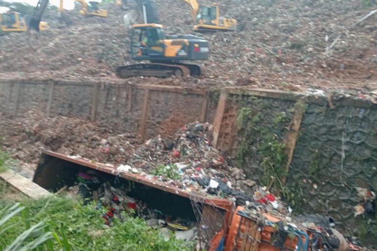 Longsor di TPST Bantargebang, Truk Pengangkut Sampah Masuk Kali