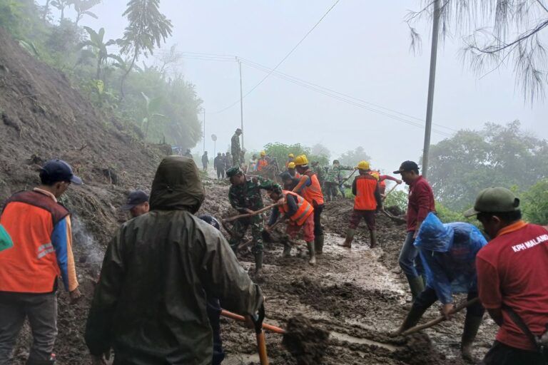 Arus Menuju Bromo dari Malang Terputus Akibat Longsor Tebing Setinggi 20 Meter