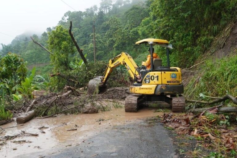 Longsor Jepara Putus Akses, 50 Meter Badan Jalan Amblas dan 3.522 Warga Terisolasi