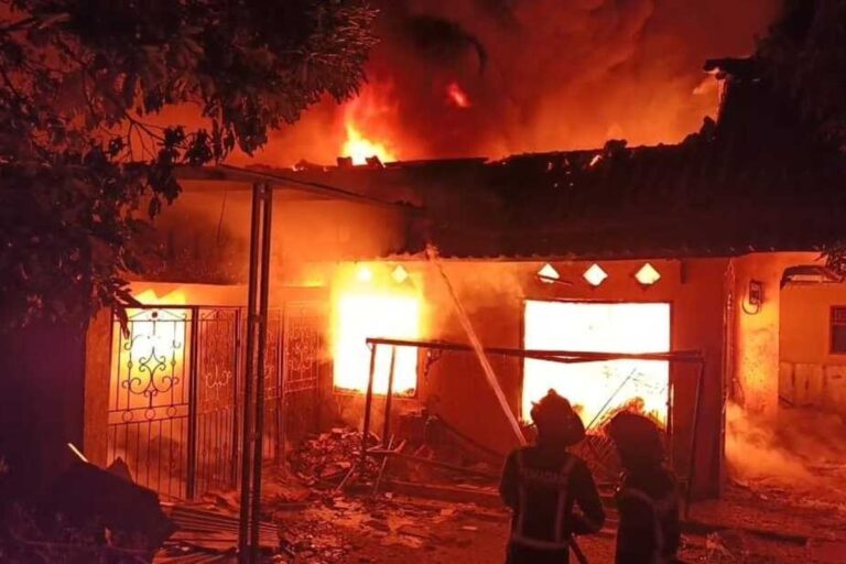 Kebakaran Hebat Landa Gudang di Ciawigebang, Tiga Rumah Warga Turut Terbakar