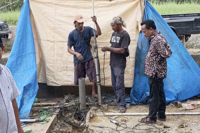 Semburan Cairan Diduga Minyak Bumi di Sumur Bor Bangkalan, Sampel Diambil untuk Uji Lab